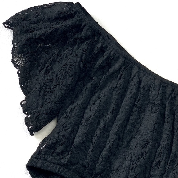 Lace off-shoulder 🔥 - Picture 3 of 4